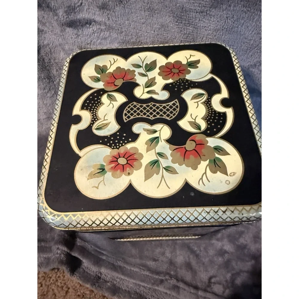 1970s Chinoiserie Designed‎ Metal Box With Attached Lid